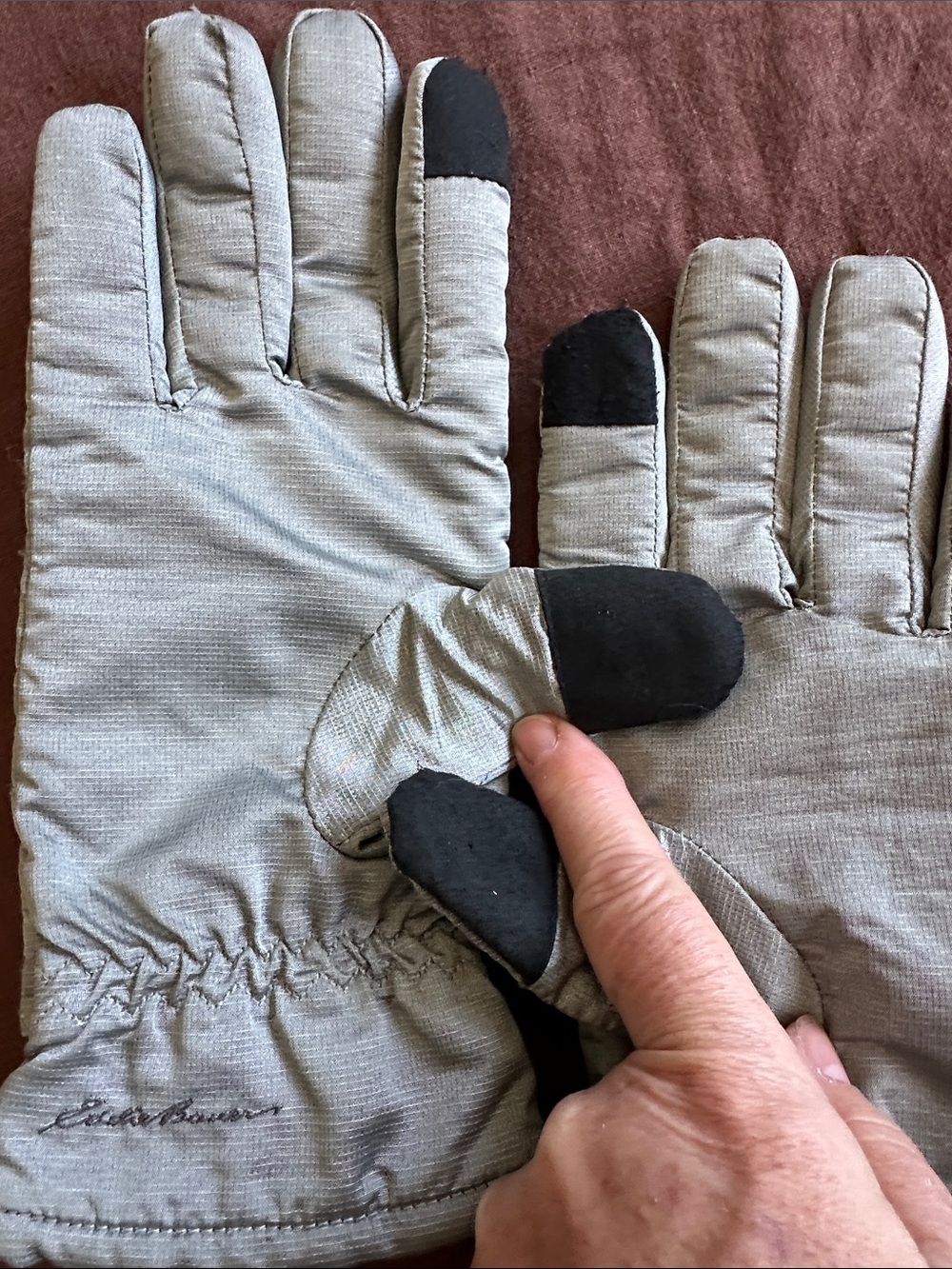 Eddie Bauer Quilted Silver Warm Gloves. 2 Hidden zip pockets & Touchscreen tech - Picture 7 of 16